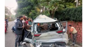 Accident: उत्तराखंड के देहरादून में इनोवा के उड़े परखच्चे, 6 की मौत